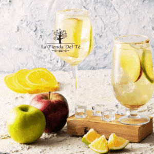 Copas de cristal con aspecto muy refrescante trozos de manzana y limón